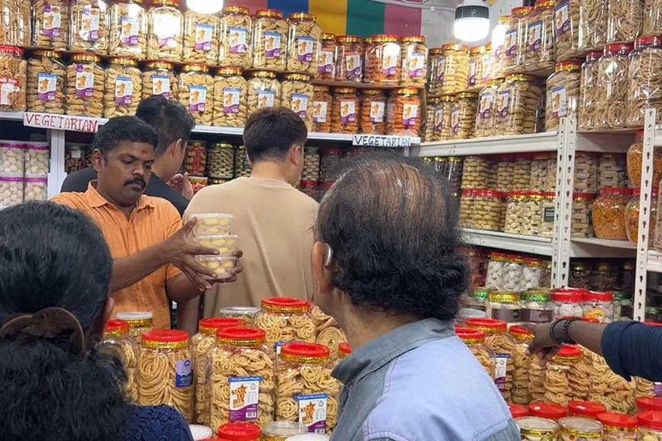 கேம்பல் லேனில் அமைக்கப்பட்டுள்ள தீபாவளிச் சந்தையில் விதவிதமான பலகாரங்களைப் பலகாரக் கடைகள் விற்கின்றன. 