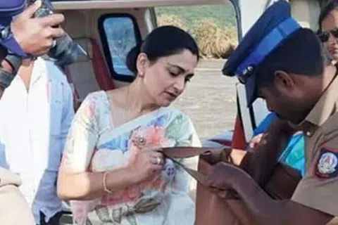 குஷ்புவின் பையைச் சோதித்த காவல்துறையினர்.