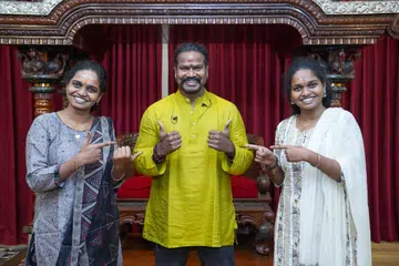 பக்தர்களை இசைமழையில் நனைக்கக் காத்திருக்கும் (இடமிருந்து) அருணா ரவீந்திரன், வி.எம்.மகாலிங்கம், அகிலா ரவீந்திரன்.