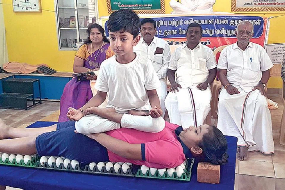 முட்டை மீது யோகாசனம் செய்த சிறார்கள் இருவரையும் நிகழ்ச்சிக்கு வந்த அனைவரும் பாராட்டினர். இருவருக்கும் பரிசுகளும் வழங்கப்பட்டன.