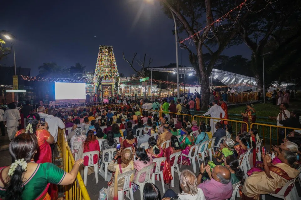 குடமுழுக்கில் திரளாகக் கலந்துகொண்ட பக்தர்கள்.