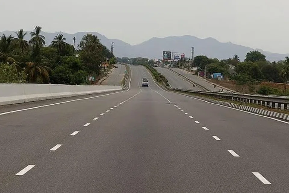 முதற்கட்டமாக, 38,102 கிலோமீட்டர் நீள சாலைகளில் செயற்கை நுண்ணறிவுத் தொழில்நுட்பத்தின் கண்காணிப்பு  செயல்படுத்தப்படவுள்ளது.