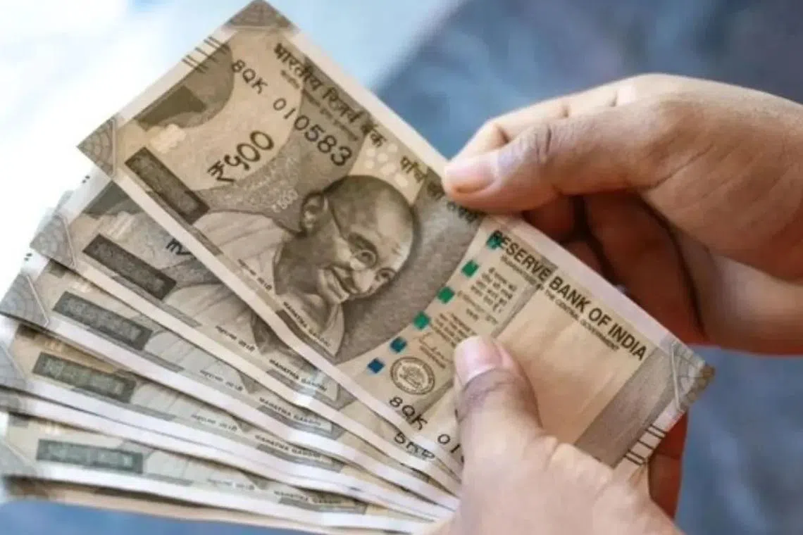 டாலருக்கு நிகராக இந்திய ரூபாயின் மதிப்பு 96 ஆகக் கடும் வீழ்ச்சி