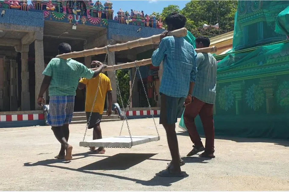 ஆறு அடி நீளம், ஈரடி அகலம், இரு அங்குலம் கணம் உள்ள கல் சுமார் 300 கிலோ எடை இருக்கும் என்றார், திரு பக்தவச்சலம். நான்கு பேர் சேர்ந்து சங்கிலி போட்டு கல்லைத் தூக்கிச் செல்கிறார்கள்.