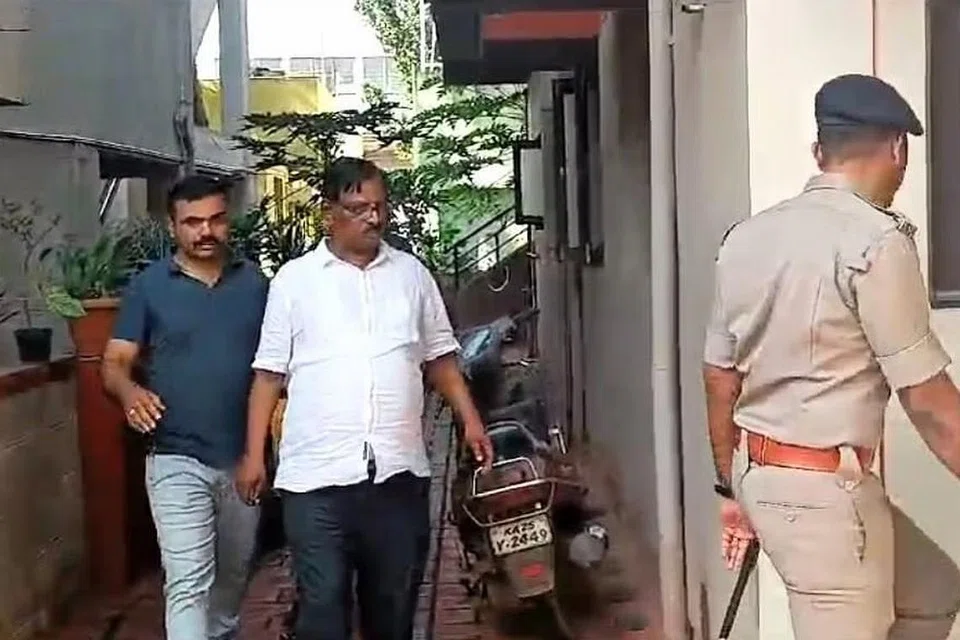 ஹுப்பள்ளியில் உள்ள கோபால் ஜோஷியின் வீட்டில் காவல்துறையினர் சோதனை மேற்கொண்ட பின்னர், ஜோஷியை கேஷ்வாபூர் காவல் நிலையத்திற்குக் கூட்டிச் சென்றனர்.