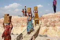 மீட்​கப்​பட்டவர்களுக்கு உடனடி நிவாரணத் தொகை​யாக ரூ.2.56 கோடி வழங்​கப்​பட்​டதாக அமைச்சர் சி.வி.கணேசன் குறிப்பிட்டார்.
