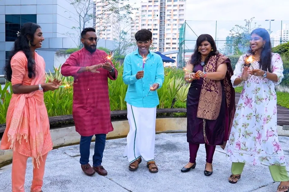 தீபாவளியை முன்னிட்டு இளையர்களுக்கான தமிழ் முரசின் சிறப்பு வலையொளியில் கலந்துகொண்ட இளையர்கள்.