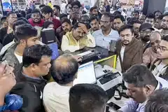 விமான நிலையங்களில்  உள்நாட்டுப் பயணங்களுக்கான கட்டணம் பன்மடங்காக ஆனது.