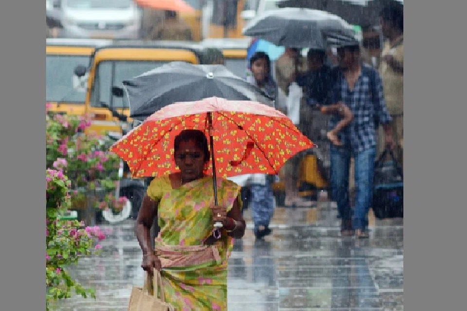 சென்னையில் சனிக்கிழமை இரவு முதல் ஞாயிற்றுக்கிழமை காலை விடிய விடிய மழை பெய்துள்ளது.