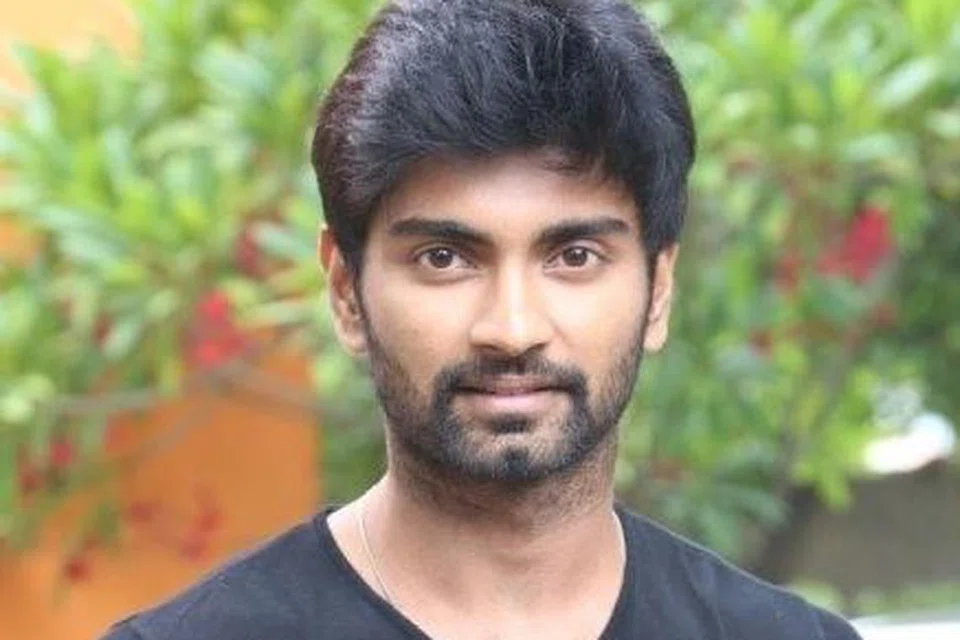 அண்மையில் அதர்வா நடித்து வெளிவந்த குருதி ஆட்டம், பட்டத்து அரசன் ஆகிய படங்கள் தோல்வி அடைந்தன.