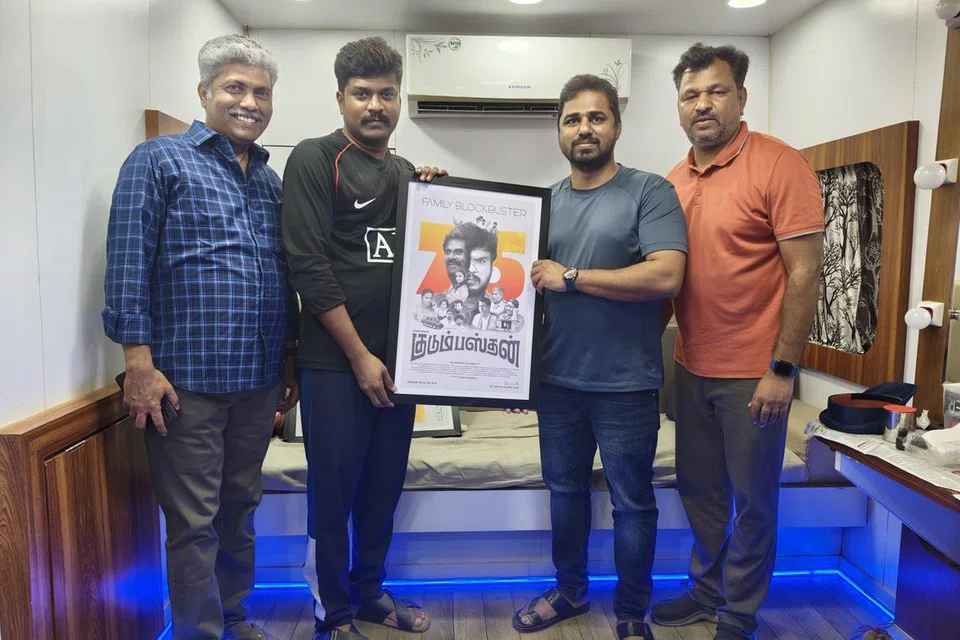 படத்தின் நாயகன் மணிகண்டனும் படக்குழுவினரும்.