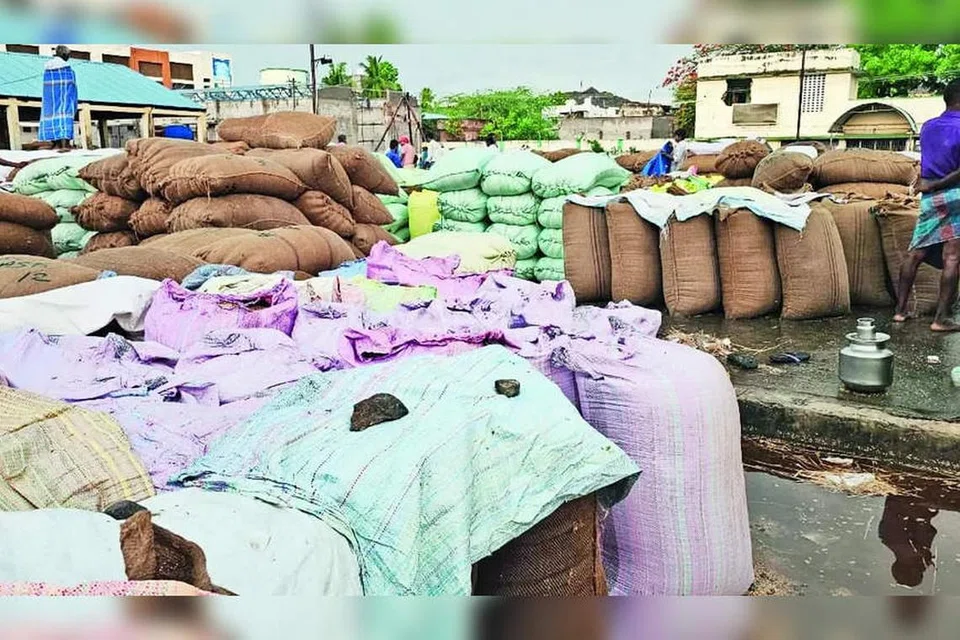 போதிய சேமிப்பு வசதி இல்லாததால் 12,000க்கும் மேற்பட்ட நெல் மூட்டைகள் செஞ்சியில் சேதமடைந்துள்ளன.