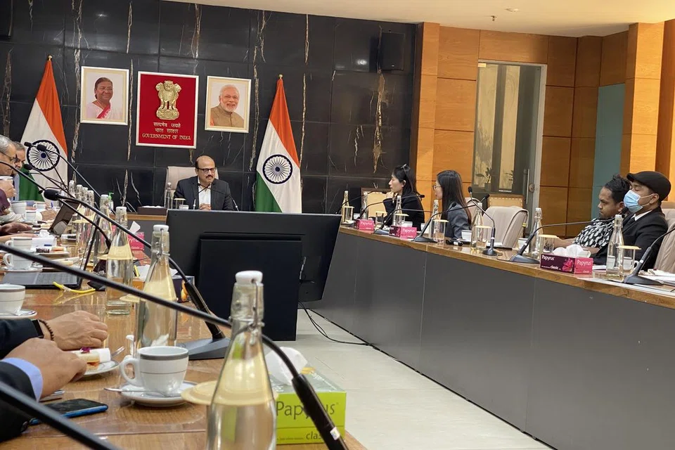 புதுடெல்லியில் உள்ள தம் அலுவலகத்தில் அண்மையில் ஆசியான் செய்தியாளர்களைச் சந்தித்தார் இந்திய வணிக, தொழில் அமைச்சின் வணிகத்துறை கூடுதல் செயலாளர் ராஜேஷ் அகர்வால் (நடுவில்).