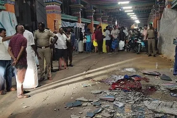 சமயபுரம் கோயிலில் மேற்கூரை இடிந்து விழுந்து பெண் உயிரிழப்பு