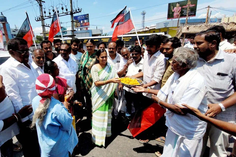 பொள்ளாச்சிப் பாலியல் வன்கொடுமை வழக்கில் அளிக்கப்பட்ட தீர்ப்பை வரவேற்கும் வகையில்  திமுக தொண்டர்கள் இனிப்பு வழங்கியும் பட்டாசு வெடித்தும் கொண்டாடினர்.
