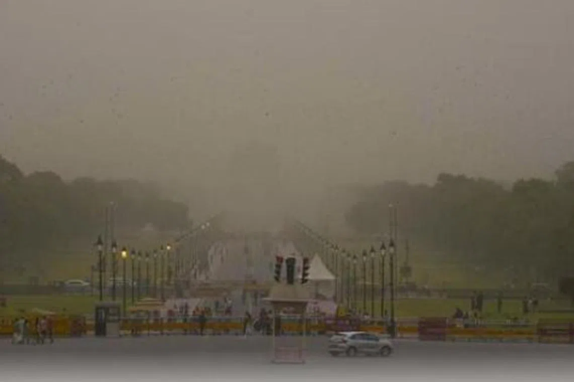 புதுடெல்லியில் புழுதிப் புயல்; விமானச் சேவைகள் தாமதம்