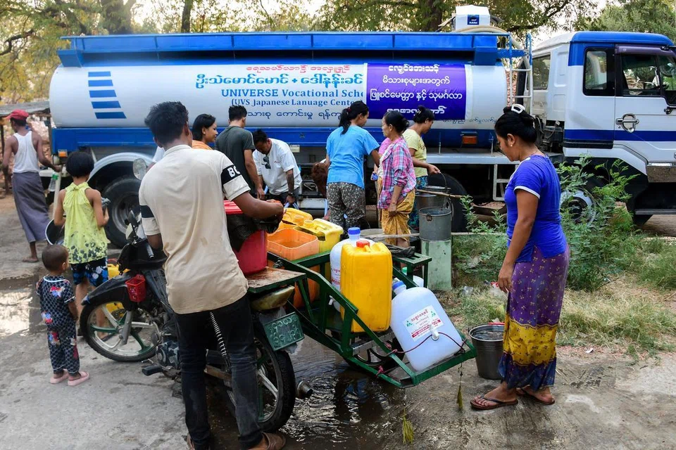 ஏப்ரல் 4ஆம் தேதி லாரி மூலம் விநியோகிக்கப்பட்ட தண்ணீரை வரிசையில் நின்று வாங்கிச் சென்ற மக்கள்.