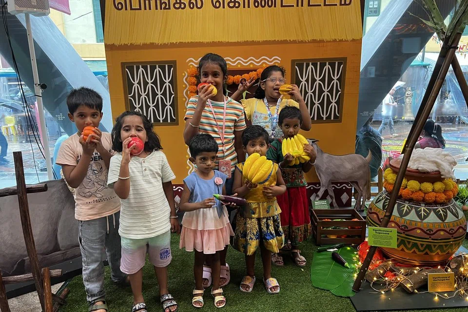 இந்திய மரபுடைமை நிலையத்தில் வைக்கப்பட்டிருக்கும் சாவடிகளில் சிறுவர்கள் கலந்துகொண்டு மகிழ்ந்தனர்.