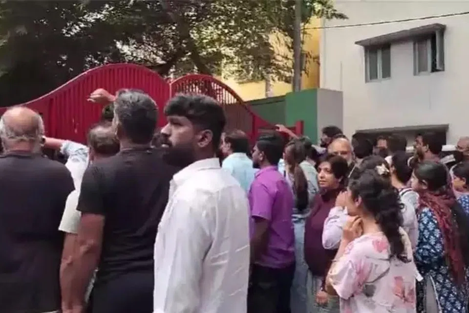 வெடிகுண்டு மிரட்டலைத் தொடர்ந்து பெங்களூரில் 15 பள்ளிகளுக்கு விடுமுறை விடப்பட்டுள்ளது.