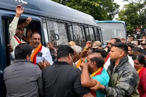 பெங்களூரு, மைசூரு போன்ற நகரங்களில் இயல்புநிலை நீடித்தபோதிலும், அசம்பாவிதங்களைத் தவிர்க்கும் பொருட்டுப் பல இடங்களில் போராட்டக்காரர்களைக் காவல்துறையினர் முன்னெச்சரிக்கையாகக் கைது செய்தனர்.