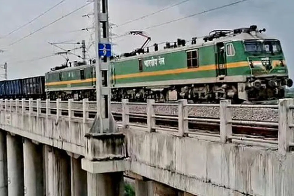 சனிக்கிழமை தனது சேவையைத் தொடங்கிய ருத்ராஸ்த்ரா ரயில் ஏறத்தாழ 4.5 கிலோமீட்டர் தூரம் வரை நீண்டுள்ளது.