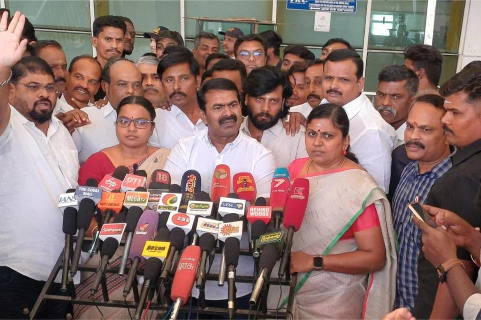 கோவையில் செய்தியாளர்களிடம் பேசினார் சீமான்.