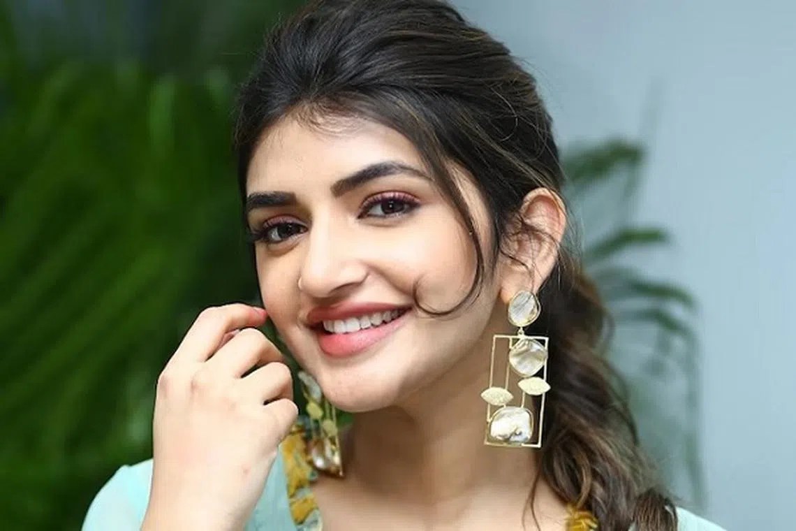 படக்குழுவினருக்கு முதலுதவி சிகிச்சை அளிக்கும் ஸ்ரீ லீலா