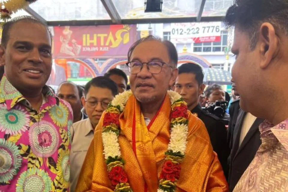 பிரிக்பீல்ட்ஸ் லிட்டில் இந்தியாவுக்கு திங்கட்கிழமை வருகை அளித்த பிரதமர் அன்வார் இப்ராஹிமுடன் (நடுவில்) மனிதவள அமைச்சர் வி.சிவகுமார் (இடது)