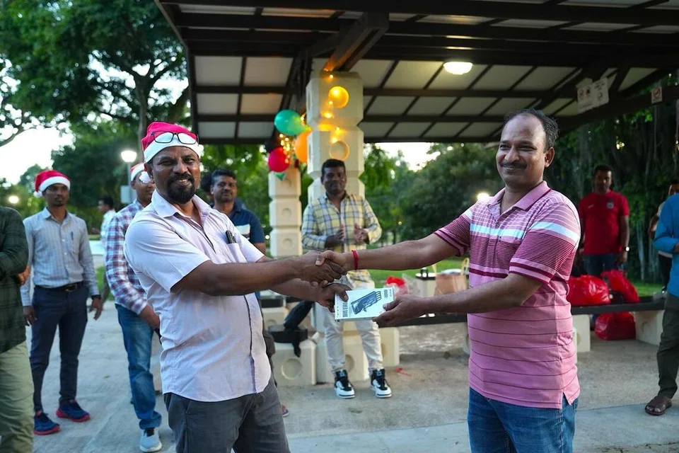 கிறிஸ்துமஸ் கொண்டாட்ட விளையாட்டுப் போட்டிகளில் வெற்றி பெற்றவர்களுக்குப் பரிசு வழங்கப்பட்டது.