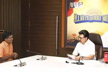 ‘உடன் பிறப்பே வா’ எனும் சந்திப்புக் கூட்டத்தில் கூட்டத்தில் தமிழக முதல்வர் மு.க. ஸ்டாலின் திமுக மாவட்ட நிர்வாகிகளை நேருக்கு நேர் சந்தித்துப் பேசி, தேர்தல் தொகுதி கள நிலவரம் பற்றிக் கேட்டறிந்தார்.