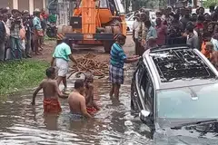 கால்வாயில் இருந்து சனிக்கிழமை காலை மீட்கப்பட்ட கார்.  