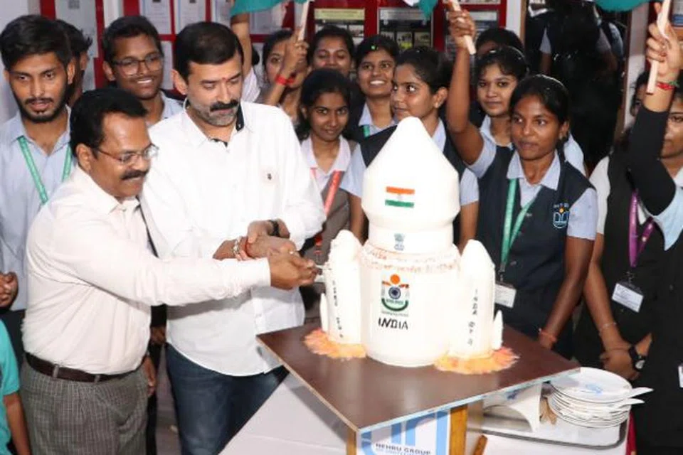 நேரு விமானவியல் கல்லூரியின் மாணவ மாணவியர்கள் 2.5 அடி உயர 10 கிலோ எடை கொண்ட ராக்கெட் வடிவிலான கேக் வெட்டி சத்திரயான்- 3 வெற்றியைக் கொண்டாடினர். 