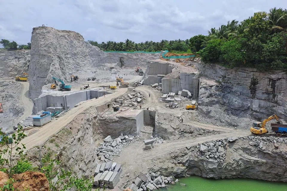 கோவையில் அமைந்த கல் குவாரி.
