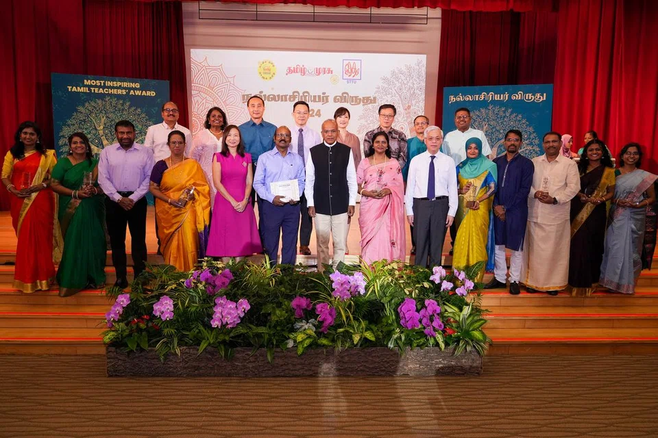 2024ஆ்ம் ஆண்டின் நல்லாசிரியர் விருது பெற்றவர்களுடன் சிறப்பு விருந்தினர் அமைச்சர் கா.சண்முகம் மற்றும் பிரமுகர்கள். 