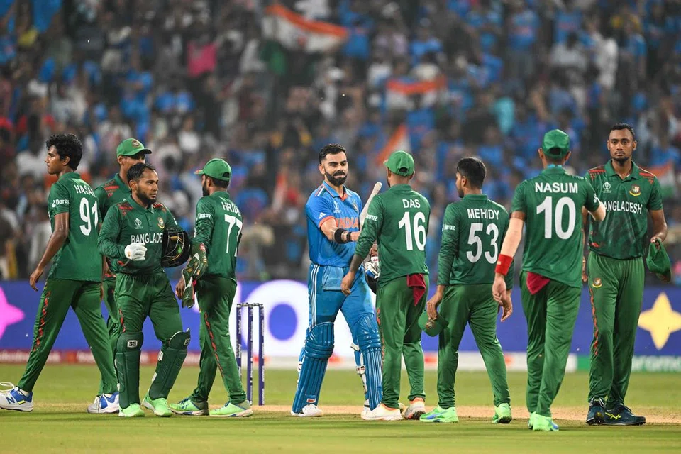இந்திய அணி வென்றதும் ஆட்ட நாயகனான விராத் கோஹ்லிக்கு வாழ்த்து கூறும் பங்ளாதேஷ் வீரர்கள்.