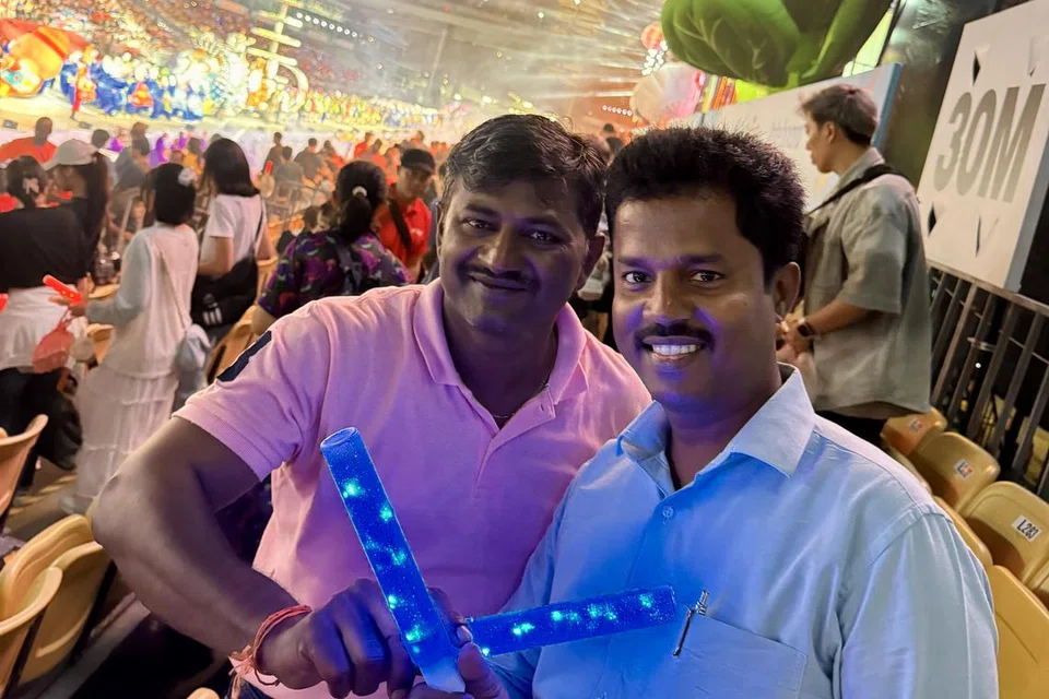 சிங்கே அணிவகுப்பில் நண்பருடன் வெளிநாட்டு ஊழியர் இராமன் சரவணன் (வலம்).