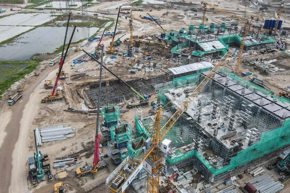 டிராங் டோங் அரங்கக் கட்டுமானப் பணிகளை 2027 ஜூலைக்குள் முடிக்கத் திட்டமிடப்பட்டுள்ளது.
