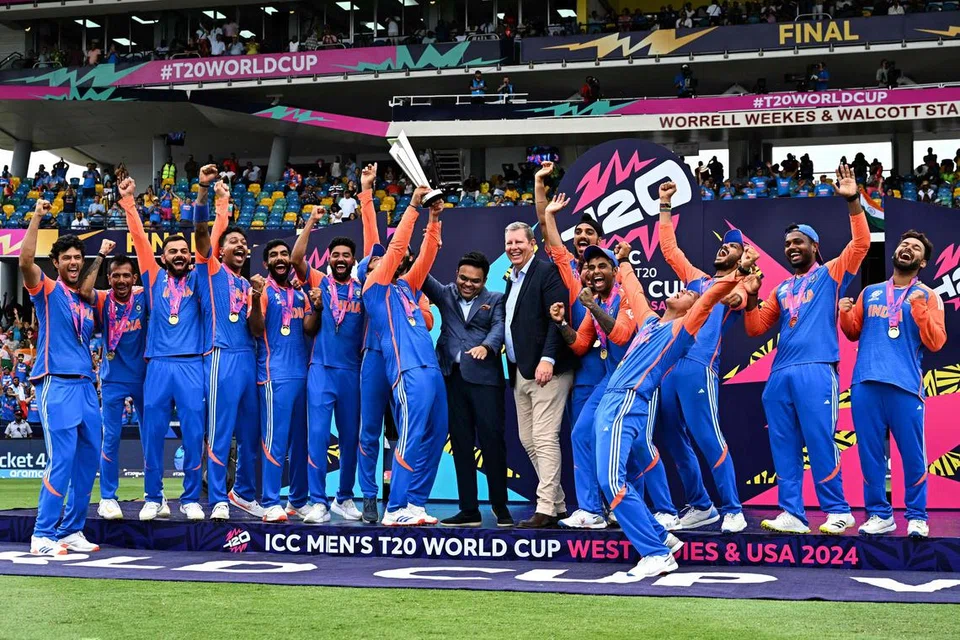 இரண்டாம் முறையாக டி20 உலகக் கிண்ணத்தை வென்ற மகிழ்ச்சியில் இந்திய கிரிக்கெட் அணியினர்.