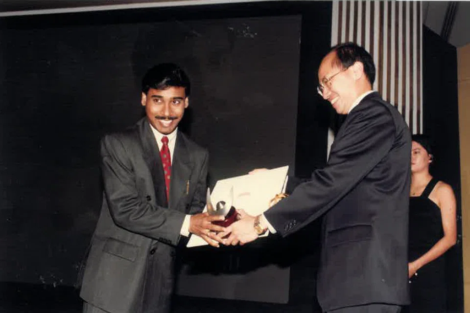 1995ஆம் ஆண்டு இளம் கலைஞர் விருது பெற்ற இந்திய செவ்விசைப் புல்லாங்குழல் கலைஞரும் இசையமைப்பாளருமான முனைவர் கானவினோதன் ரத்னம்.