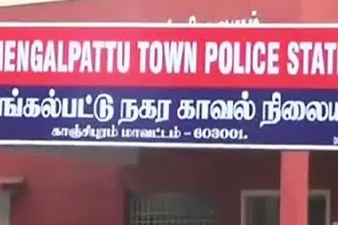 கடந்த வெள்ளிக்கிழமை (ஆகஸ்ட் 14) இரவு, சிறுவர்கள் திடீரென பாதுகாப்புப் பணியில் ஈடுபட்டிருந்த காவலரை அறைக்குள் தள்ளி வெளியே பூட்டிவிட்டுத் தப்பியோடினர்.