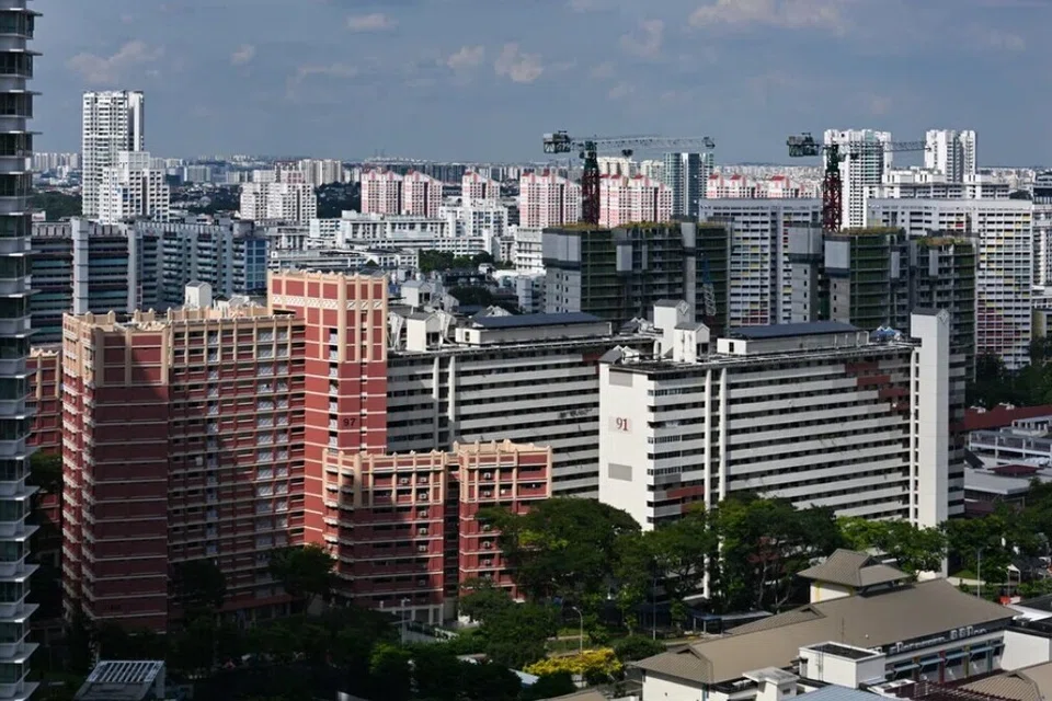 சிங்கப்பூரர்களுக்குக் கட்டுப்படியான, தரமான வீடுகளைக் கொடுக்கவேண்டும் என்ற வீடமைப்பு வளர்ச்சிக் கழகத்தின் கடப்பாட்டைப் பற்றாக்குறை பிரதிபலிப்பதாக அதன் தலைமை நிர்வாகி டான் மெங் டுய் தெரிவித்தார். 