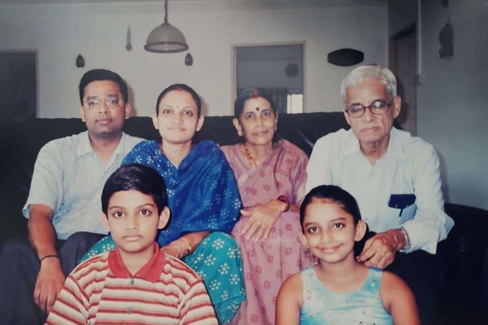 2002ல் அதே புக்கிட் பாத்தோக் வீட்டில் தீபாவளி தினத்தன்று மூன்று தலைமுறையினர் சேர்ந்து வாழும் ரகுவீர் குடும்பத்தின் புகைப்படம்.