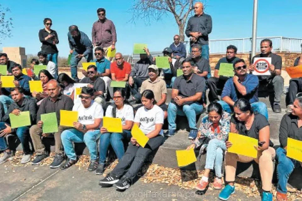 மும்மொழிக் கொள்கை திணிப்பை எதிர்த்து அமெரிக்காவின் டல்லாஸ் நகரில் அமெரிக்க வாழ் தமிழர்கள் போராட்டத்தில் ஈடுபட்டனர்.   “வேண்டாம், வேண்டாம் மும்மொழிக் கொள்கை வேண்டாம். மிரட்டாதே, மிரட்டாதே தமிழர்களை மிரட்டாதே. திணிக்காதே திணிக்காதே இந்தி மொழியைத் திணிக்காதே” என்று அவர்கள் முழக்கமிட்டனர்.