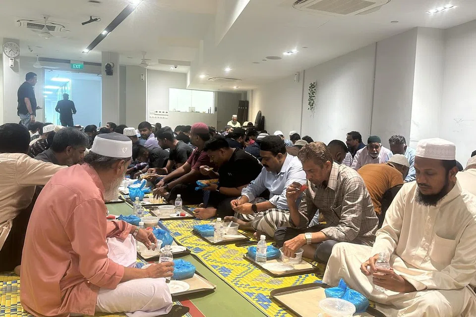 பென்கூலன் பள்ளிவாசலில் ஈகைப் பெருநாளுக்கு முதல் நாள் இடம்பெற்ற சிறப்பு நோன்புத் துறப்பு.
