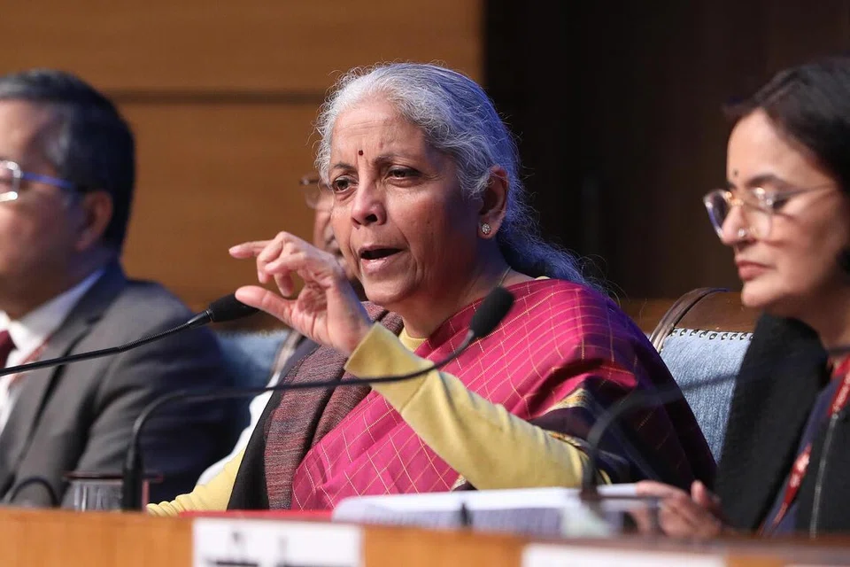 இந்தியாவின் வரவுசெலவுத் திட்டத்தை மக்களவையில் தாக்கல் செய்தார் நிதியமைச்சர் நிர்மலா சீதாராமன் (நடுவில்).