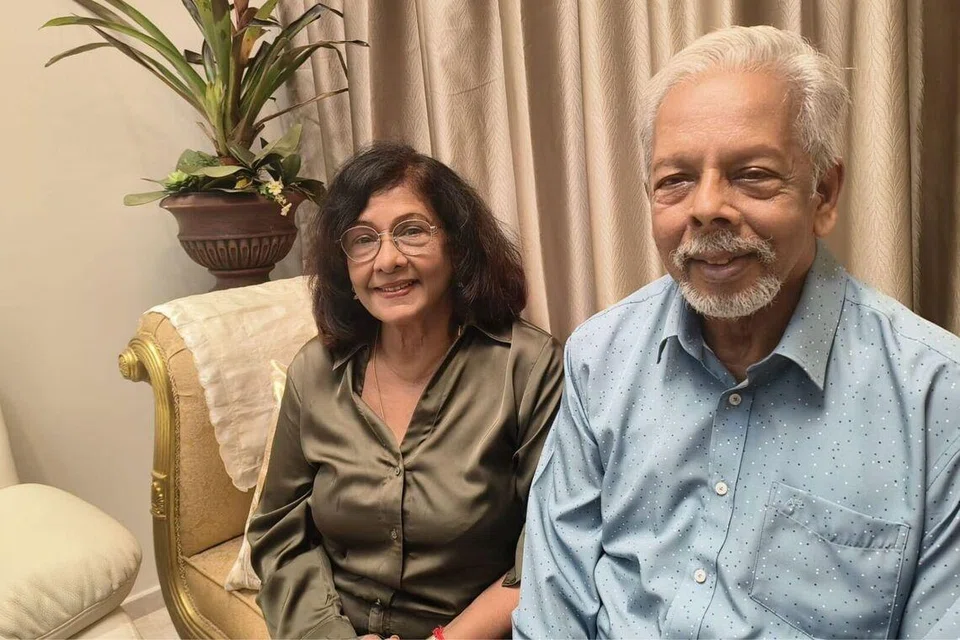 மனைவி பிரேமளாவுடன் பேராசிரியர் கோபாலகிருஷ்ணகோன்.