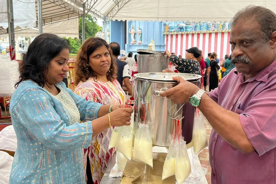 தண்ணீர் பந்தலில் மாலாவின் குடும்பத்தினர்.