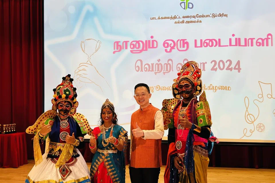 சிவகுமார் பவித்ரா தேவி, சீனிவாசன் சமீக்‌ஷா, க ஆதித்தியா என்ற மூன்று மாணவர்களும் தெருக்கூத்து வடிவில் மண்வாசனையோடு வெற்றி விழாவை வழிநடத்தினர். படத்தில் அவர்களுடன் சிறப்பு விருந்தினர் ஓங் கோங் ஹோங்.