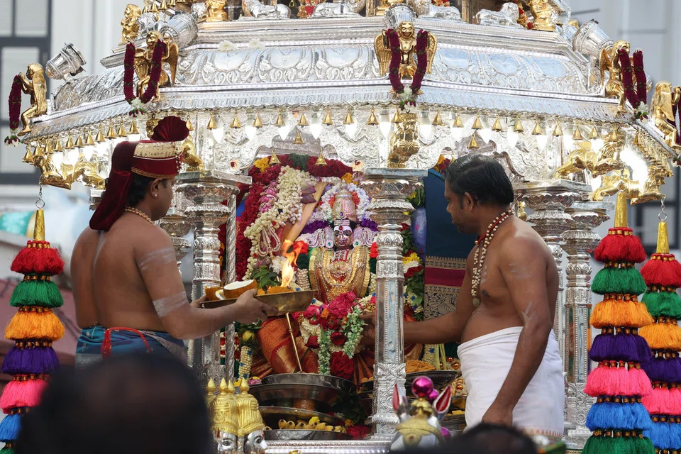 ஸ்ரீ மாரியம்மன் வீற்றிருக்கும் வெள்ளி ரதம்.