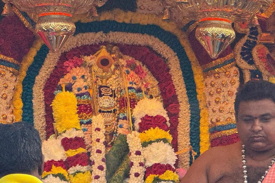 வெள்ளி ரதத்தில் உலா வரும் உற்சவர்.